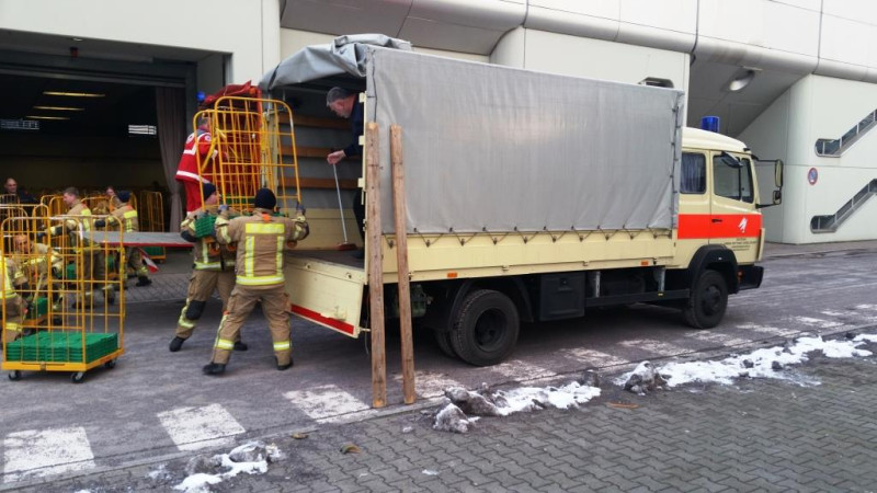 Feuerwehrleute beladen einen DLRG Bt-LKW