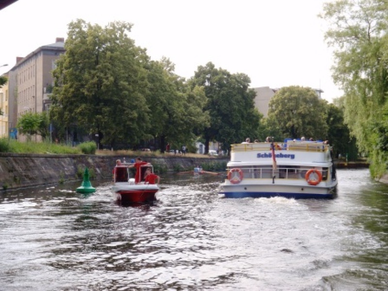 Rettungsboot der DLRG-Berlin auf dem Weg zum Karneval der Kulturen