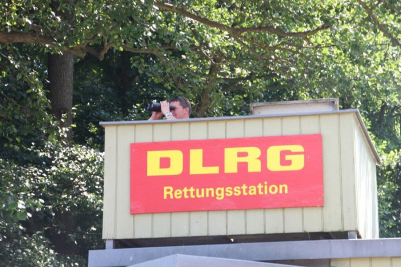 Ein Rettungsschwimmer beobachtet die Wasserfläche 