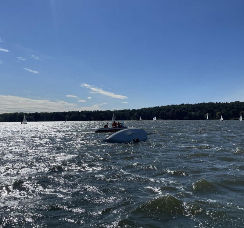 Ein DLRG-Rettungsboot im Einsatz auf dem Wannsee