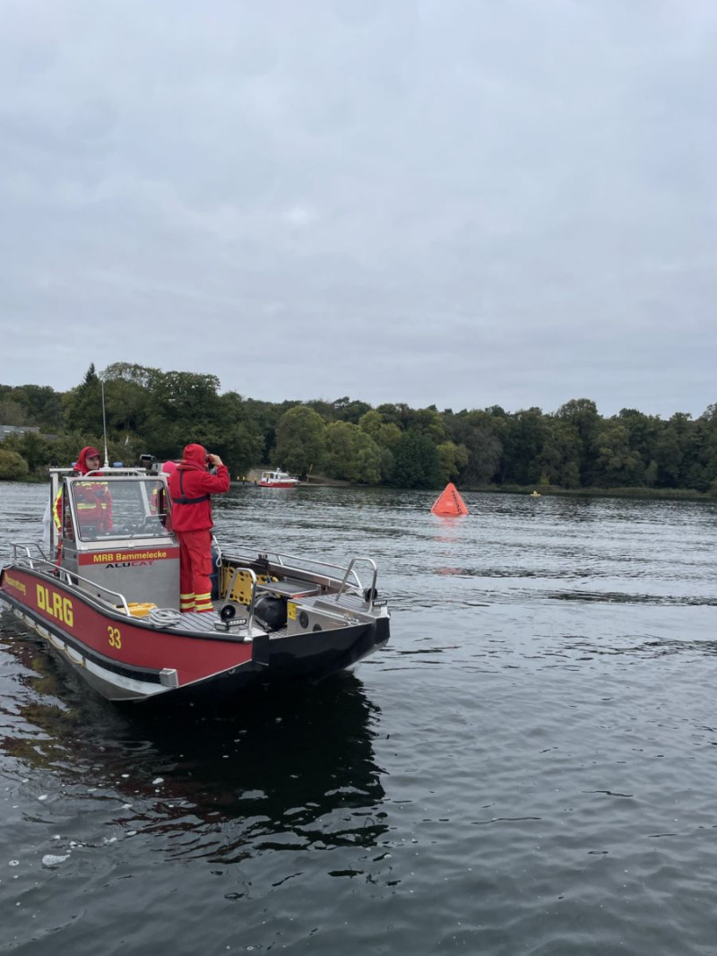 „MRB 33“ sichert eine Schwimmstrecke am Tegeler See