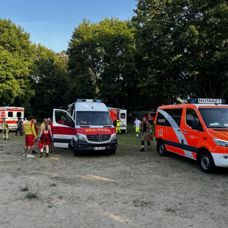 Einsatzkräfte der DLRG am Glienicker See