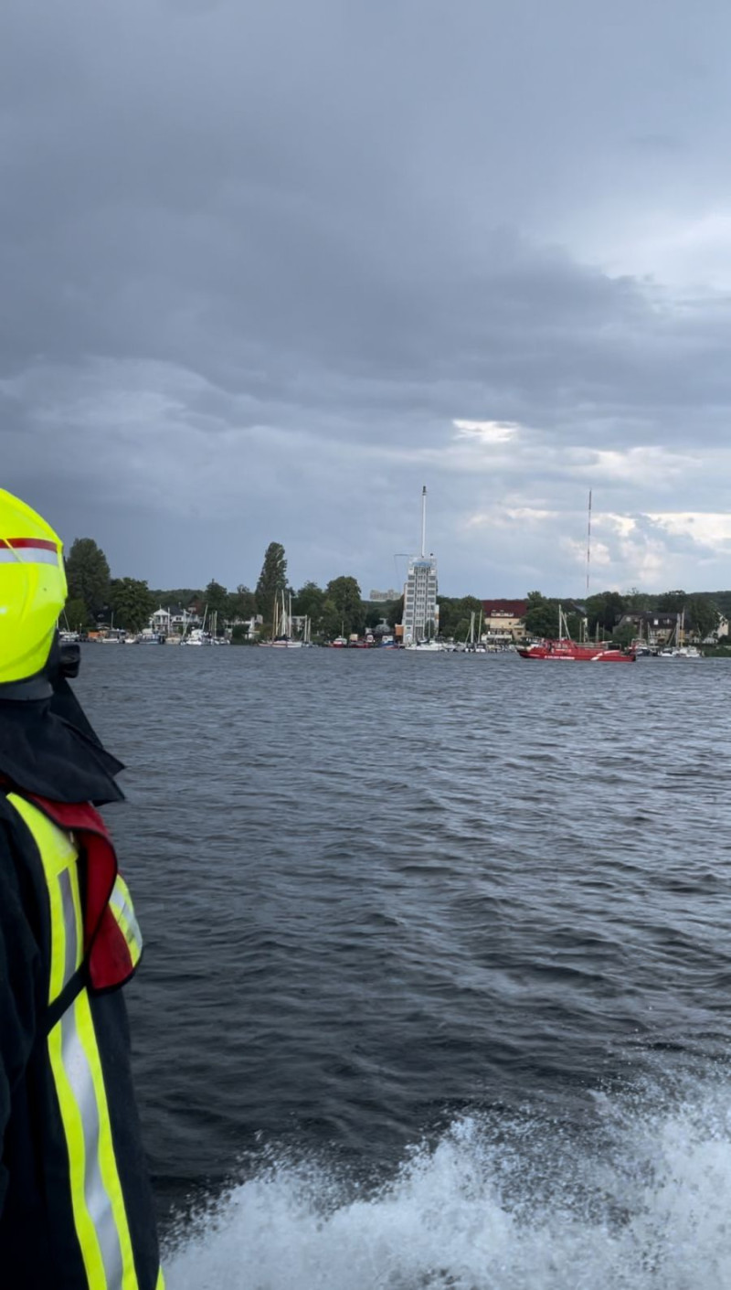 Gemeinsamer Einsatz mit einem Löschboot 