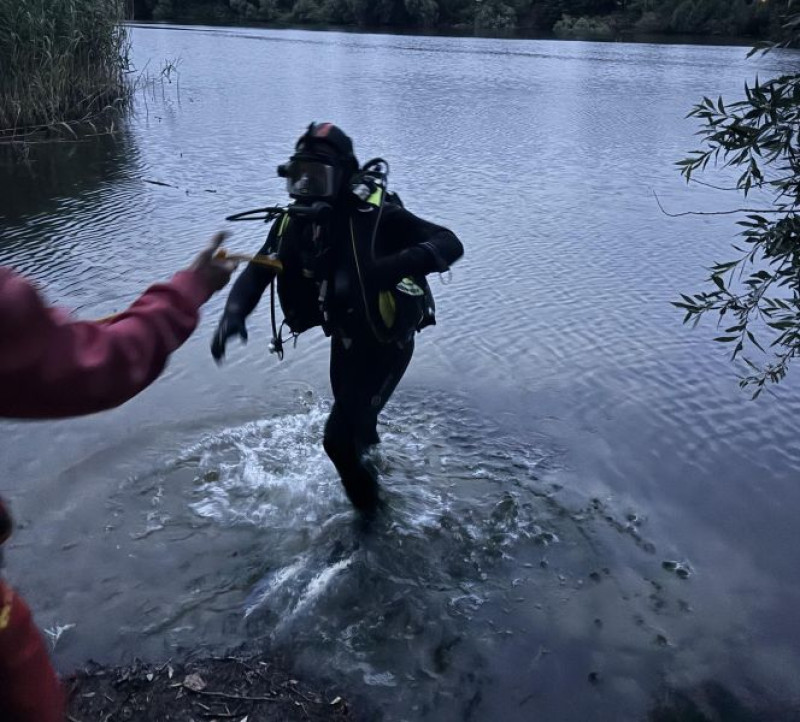 Einsatztaucher geht zu Wasser
